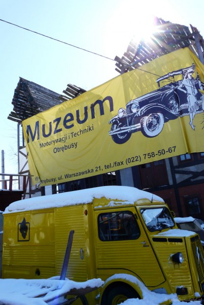 Muzeum Motoryzacji i Techniki w Otrębusach - wchodzimy.
