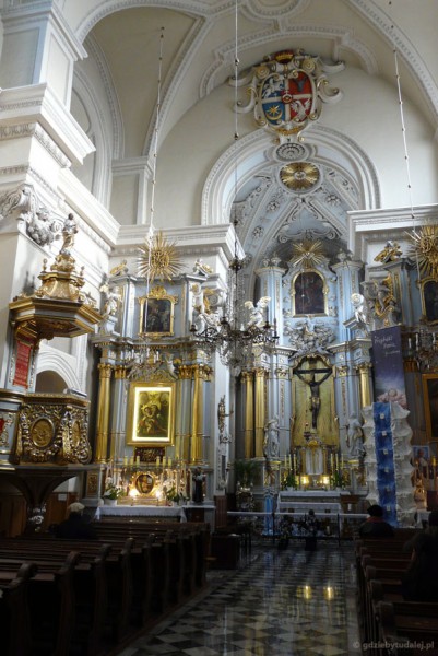Barokowe wnętrze Kościoła Św. Krzyża.