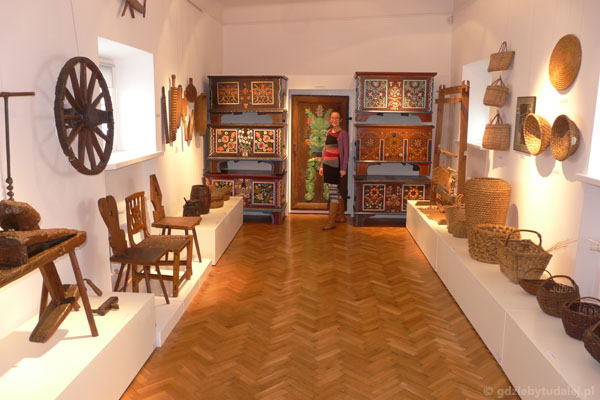 Etnograficzna część zbiorów muzeum w Łowiczu.