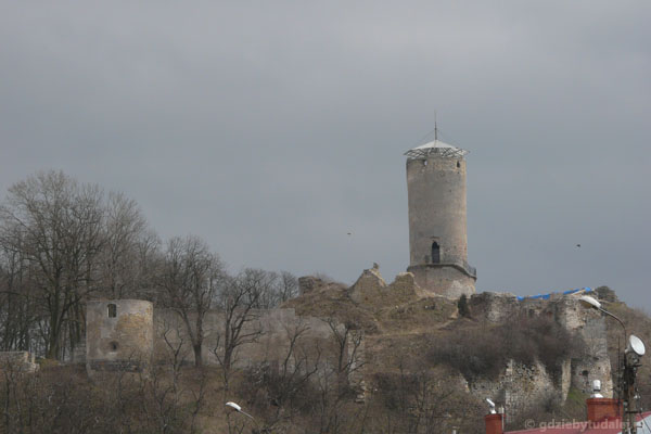 Ruiny zamku biskupów krakowskich prezentują się okazale.