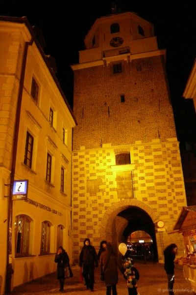 Brama Krakowska po zmroku