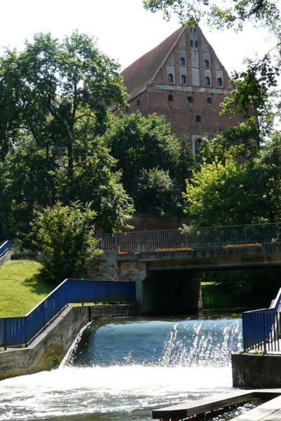Widok na olsztyński zamek i próg na Łynie.