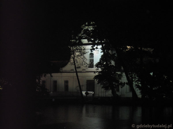 Zwierzyniecki kościół na wodzie wieczorem