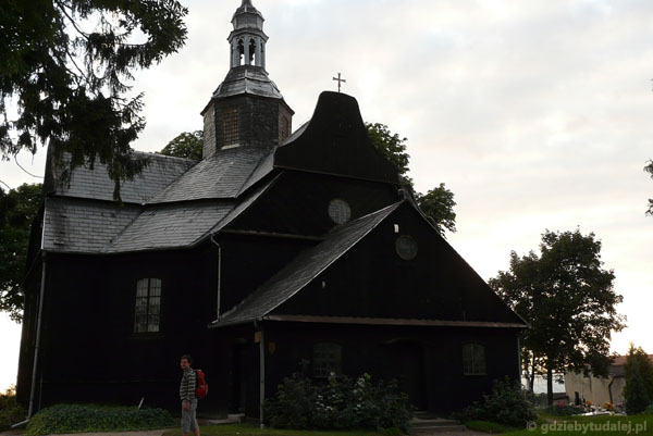 Barokowy dreweniany kościół w Buku.