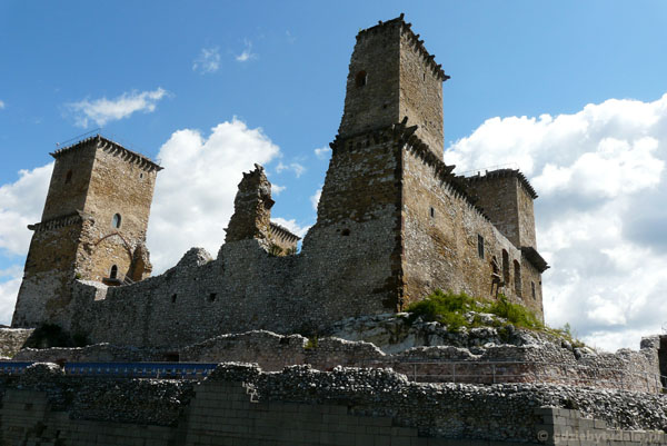 Ruiny średniowiecznego (XIII) zamku w Miszkolcu.
