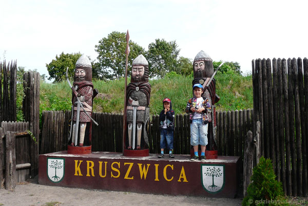 W Kruszwicy witają nas prasłowiańscy wojowie.