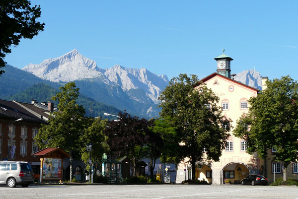 Alpspitze góruje nad Garmisch-Partenkirchen.