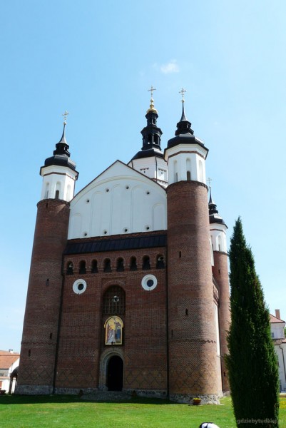 Gotycka (pocz. XVI) cerkiew obronna w Supraślu.