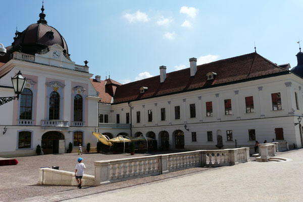 Barokowy Pałac Grassalkovichów (XVIII) w Godollo.