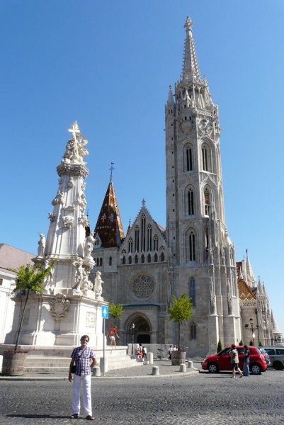 Kościół Macieja (XIII) i pomnik Trójcy Świętej (XVIII w).