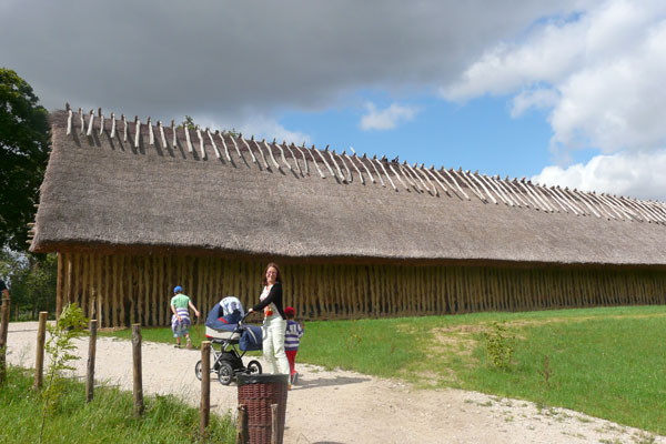Osada neolityczna - 'długie domy' (4000 p.n.e.).