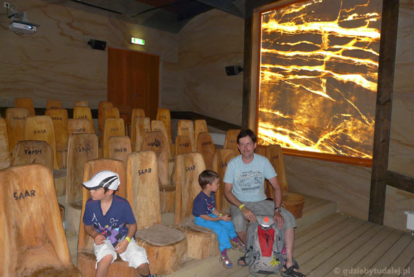 Oglądając film, testujemy krzesła wykonane z różnego drewna.