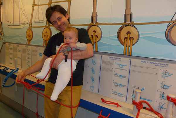 Uczymy Grzesia wiązać węzły żeglarskie.