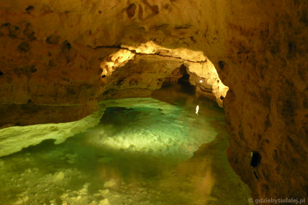 Zalane korytarze jaskiniw Tapolcy w pełnej krasie.