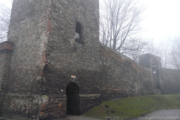 Średniowieczne mury obronne w Paczkowie.