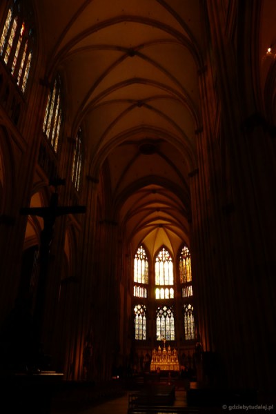 Do ratyzbońskiej katedry wpada światło poranka.
