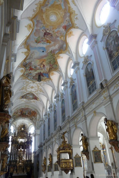 Wnętrze Kościoła Sw. Piotra.