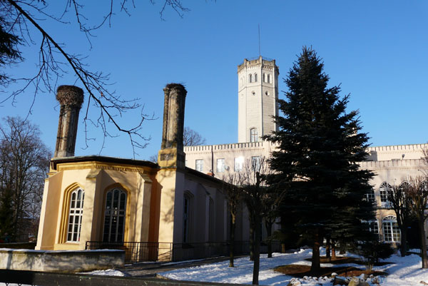 Neogotycki pałac w Mysłakowicach (XIX).