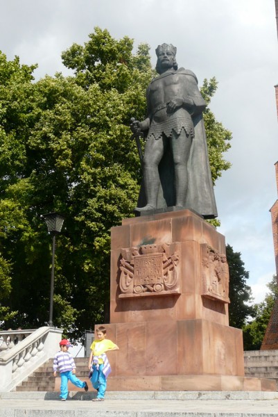 Pomnik Bolesława Chrobrego przed katedrą.