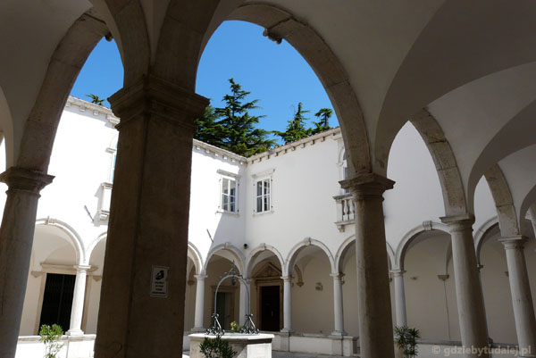 Renesansowe krużganki w klasztorze Franciszkanów.