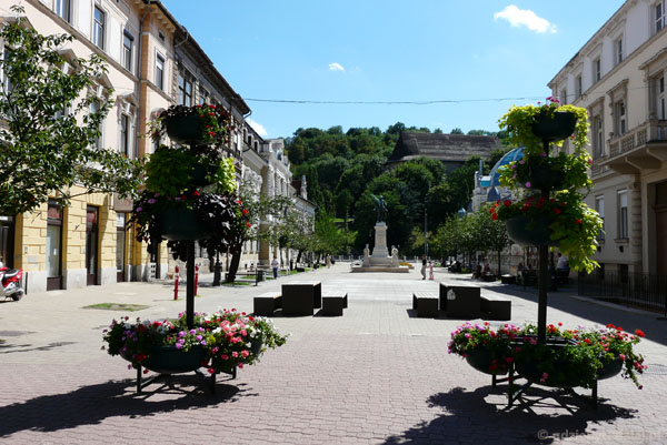 Plac Elżbiety z pomnikiem Kossutha, Miszkolc.