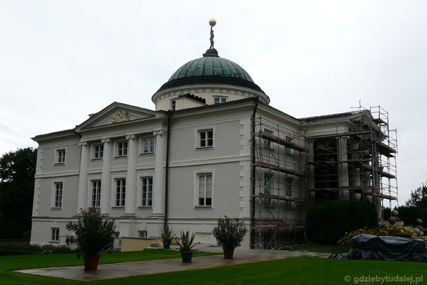 Klasycystyczny pałac Skórzewskich w Lubostroniu.