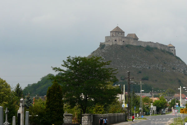 Potężny średniowieczny zamek góruje nad miasteczkiem Sumeg.