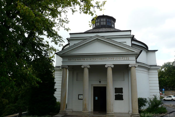 Klasycystyczny (XIX) kościół w Balatonufured.