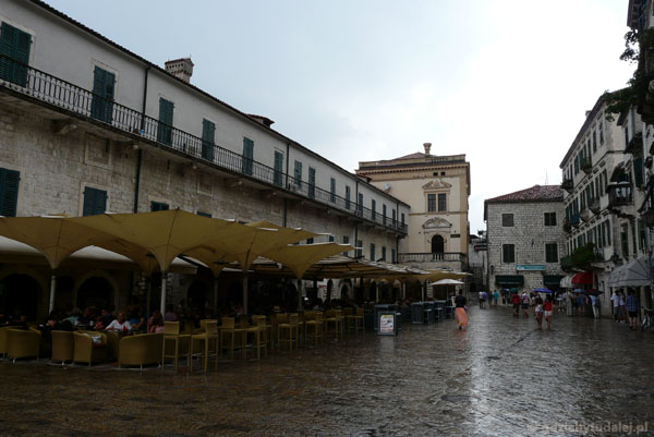 Pałac Namiestnika Wenecji (XV) tonie w strumieniach deszczu.