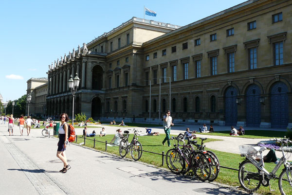 Rezydencja królów ii książąt bawarskich od strony ogrodów pałacowych.