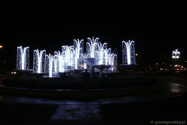 Świetlne fontanny na Skwerze Kościuszki w nocy.