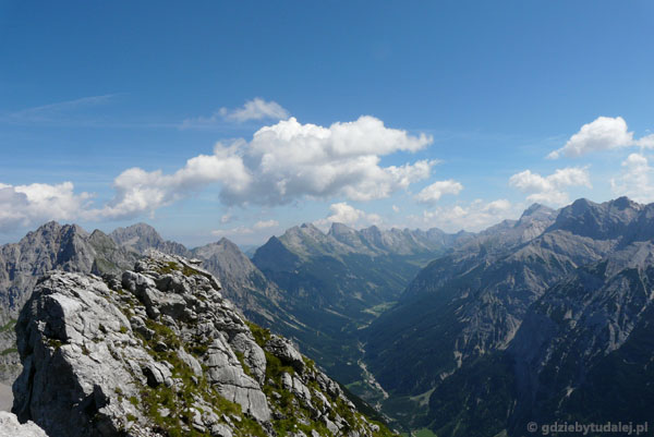 Wokół panoramiczne widoki na Alpy.