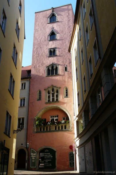 Dom partycjuszy z gotycką wieżą (XIII).