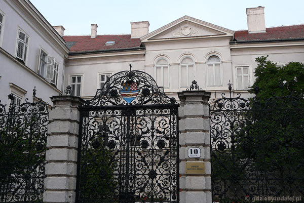 Klasycystczny pałac mieszczący Instytut Historii.