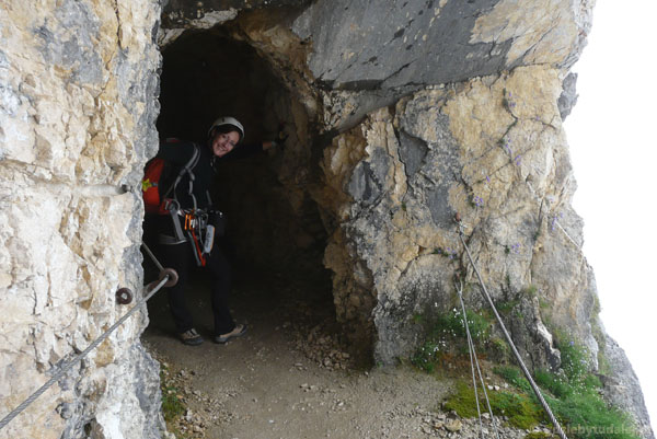 Wschodnie zejście z Alpspitze - tunel (!) dla turystów.
