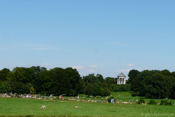 Ogród angielski (XVIII); świątynia Monopteros w tle.