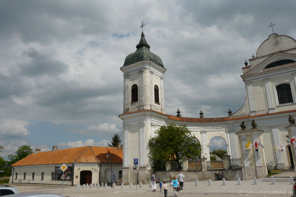 Tykocin - alumnat i wieża kościoła Trójcy Przenajświętszej.