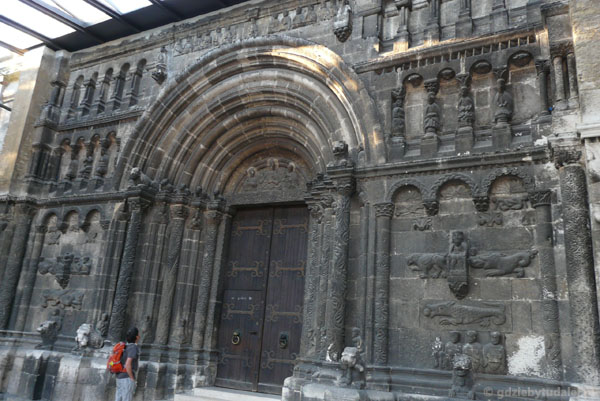 Romański (XII) portal 'kościoła Szkotów'.