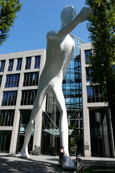 Walking man - rzeźba Jonathana Borofsky'ego.