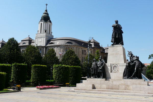 Deri Muzeum i pomnik Kossutha.