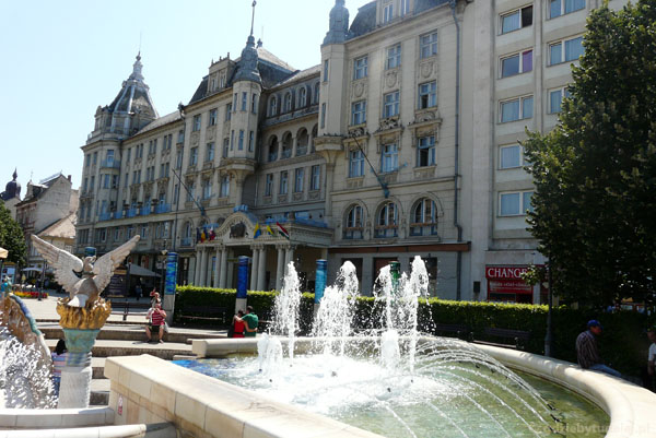 Hotel Aranybika przy placu Kossutha.