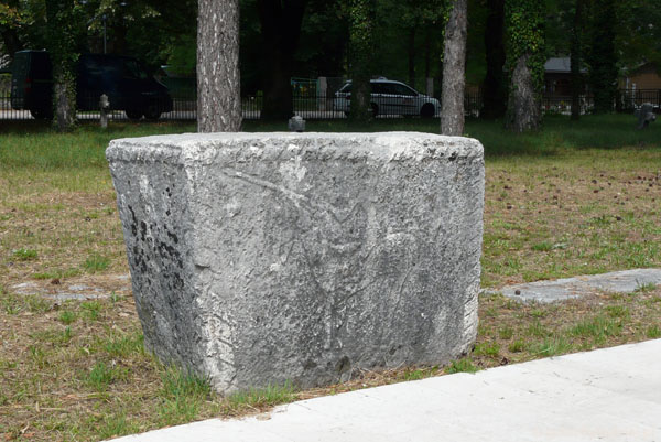 Stećka - kamień nagrobny Bogomiłów ze śladami reliefów.