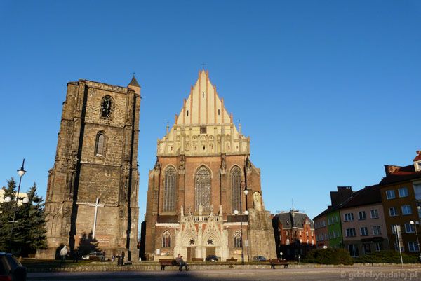 Nyska katedra (XV) i dzwonnica (XVI).