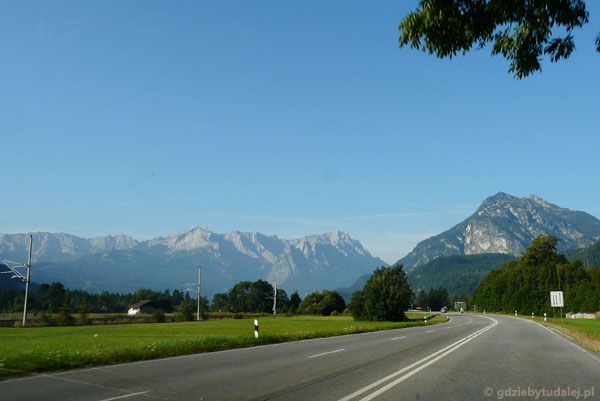 Widoki z drogi na Alpy Wetterstein.