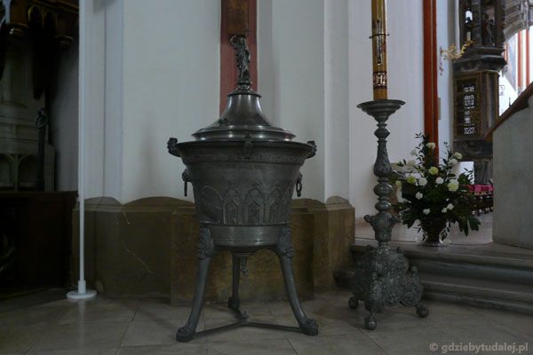 Najstasza w Czechach cynowa chrzcielnica (1406 r).