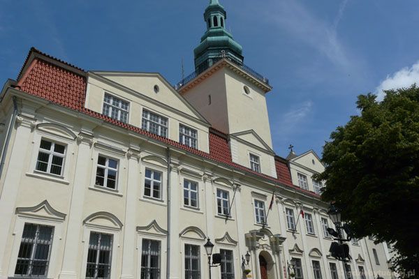 Dawne kolegium jezuickie (XVII-XVIII), obecnie funkcje ratusza.