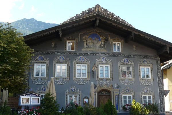 Malowane domy w Garmisch-Partenkirchen.