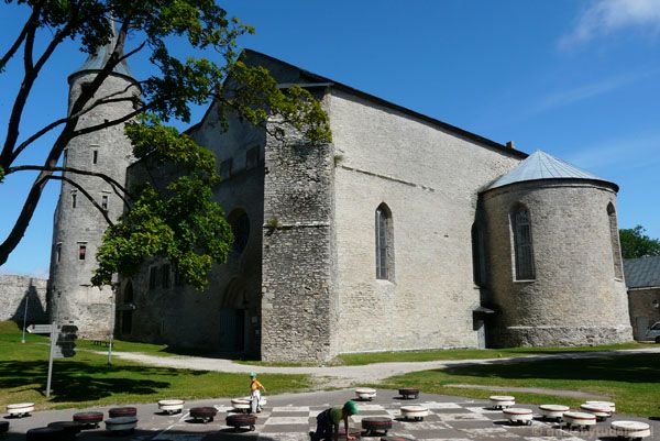 Zamek biskupi w Haapsalu od strony katedry.