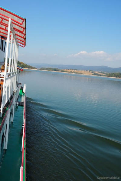 Płyniemy na drugi koniec Jeziora Czorsztyńskiego.