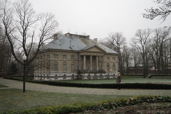 Klasycystyczny pałac w Młochowie (pocz. XIX w.).